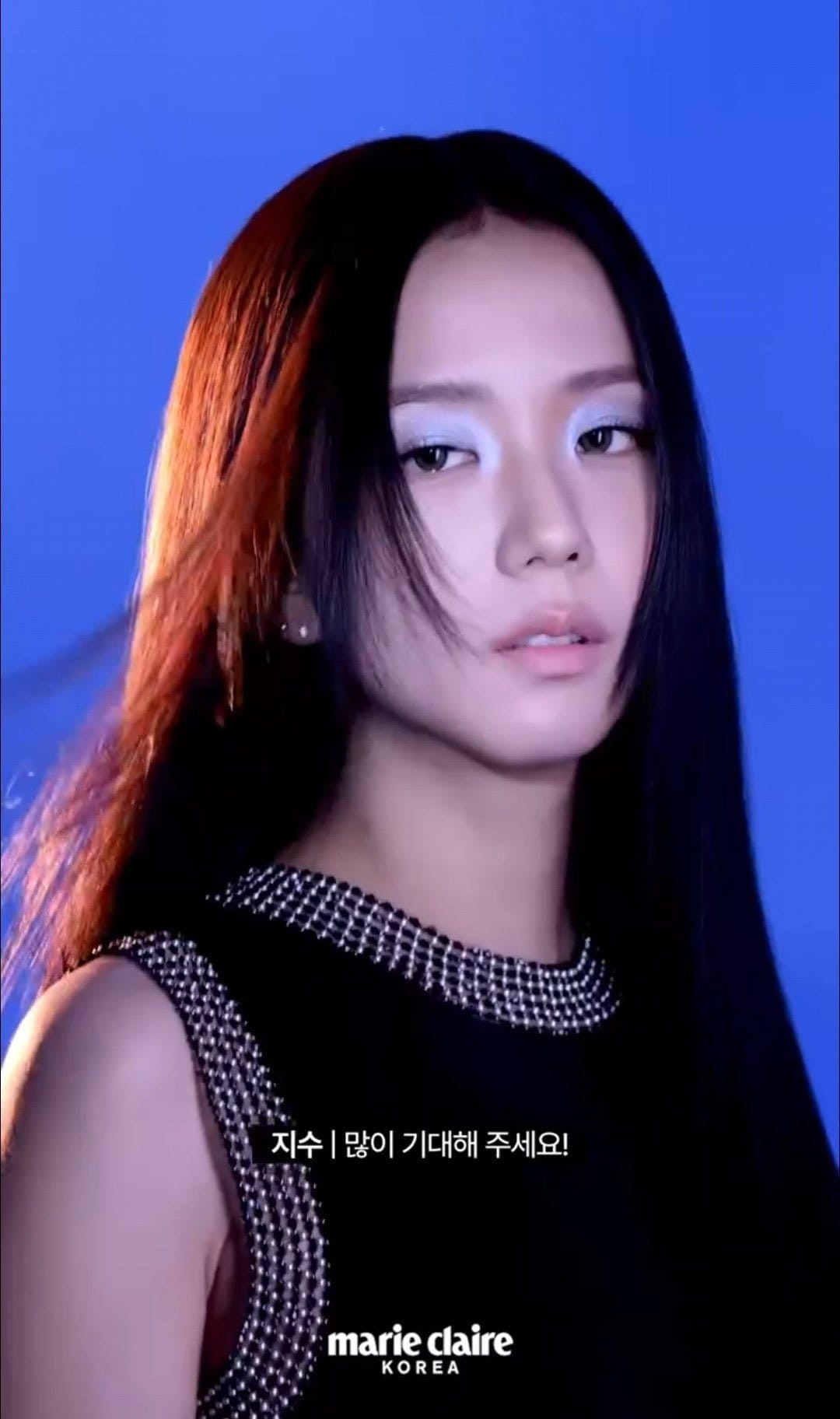 Jisoo BLACKPINK thử sức với lối trang điểm nhấn vào phần nhũ mắt xanh đang thịnh hành.