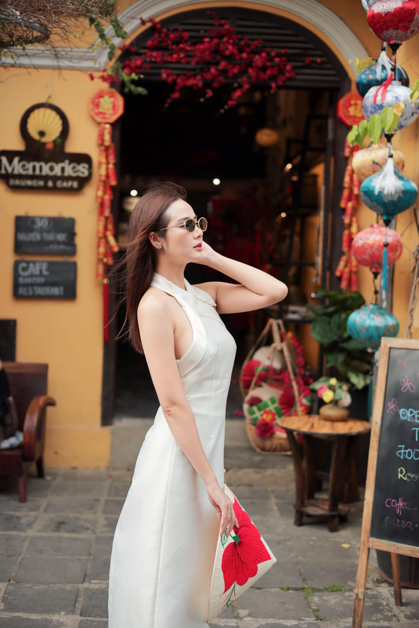 Thiết kế áo dài cách điệu khoe lưng trần hút mắt của &quot;mỹ nhân VFC&quot; giữa lòng Hội An.