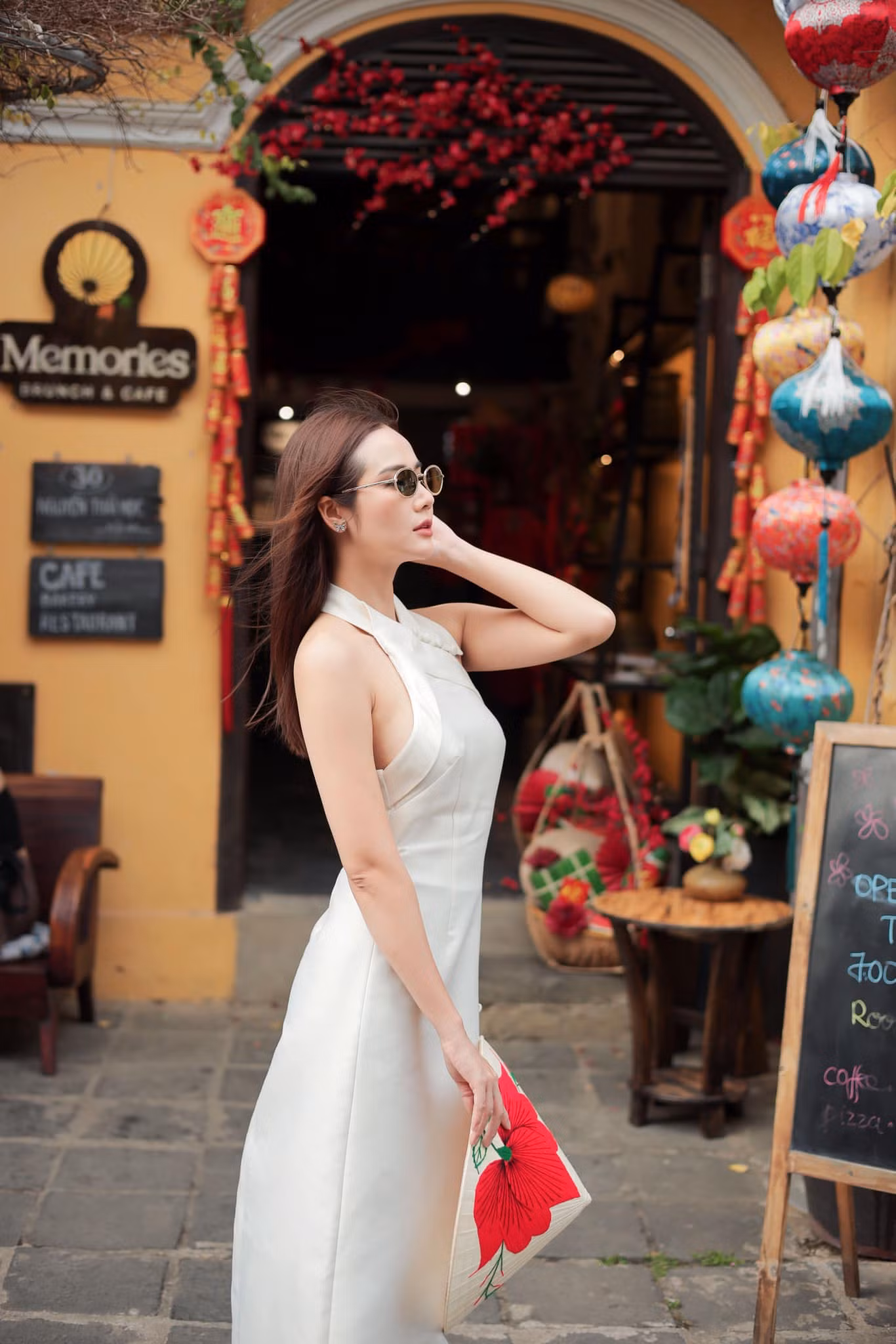 Thiết kế áo dài cách điệu khoe lưng trần hút mắt của "mỹ nhân VFC" giữa lòng Hội An.