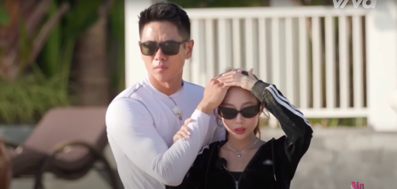 Hai tập cuối, Yuna Vũ và Michael Trương bất ngờ xác nhận tình cảm, thể hiện nhiều cử chỉ thân mật công khai khiến khán giả khó hiểu. Hai tập cuối, Yuna Vũ và Michael Trương bất ngờ xác nhận tình cảm, thể hiện nhiều cử chỉ thân mật công khai khiến khán giả khó hiểu.