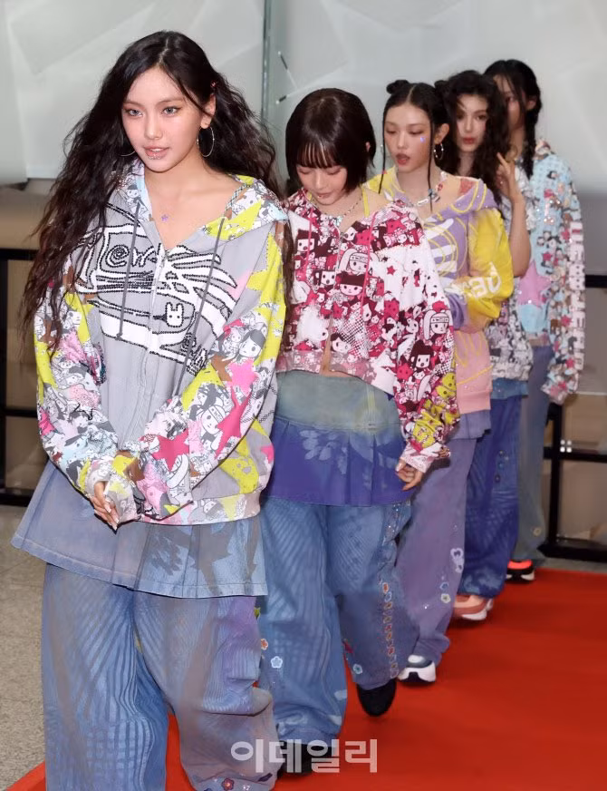 Bên cạnh những lời khen ngợi, một số ý kiến cho rằng tạo hình "dìm dáng" các nữ idol, khiến họ trông luộm thuộm.