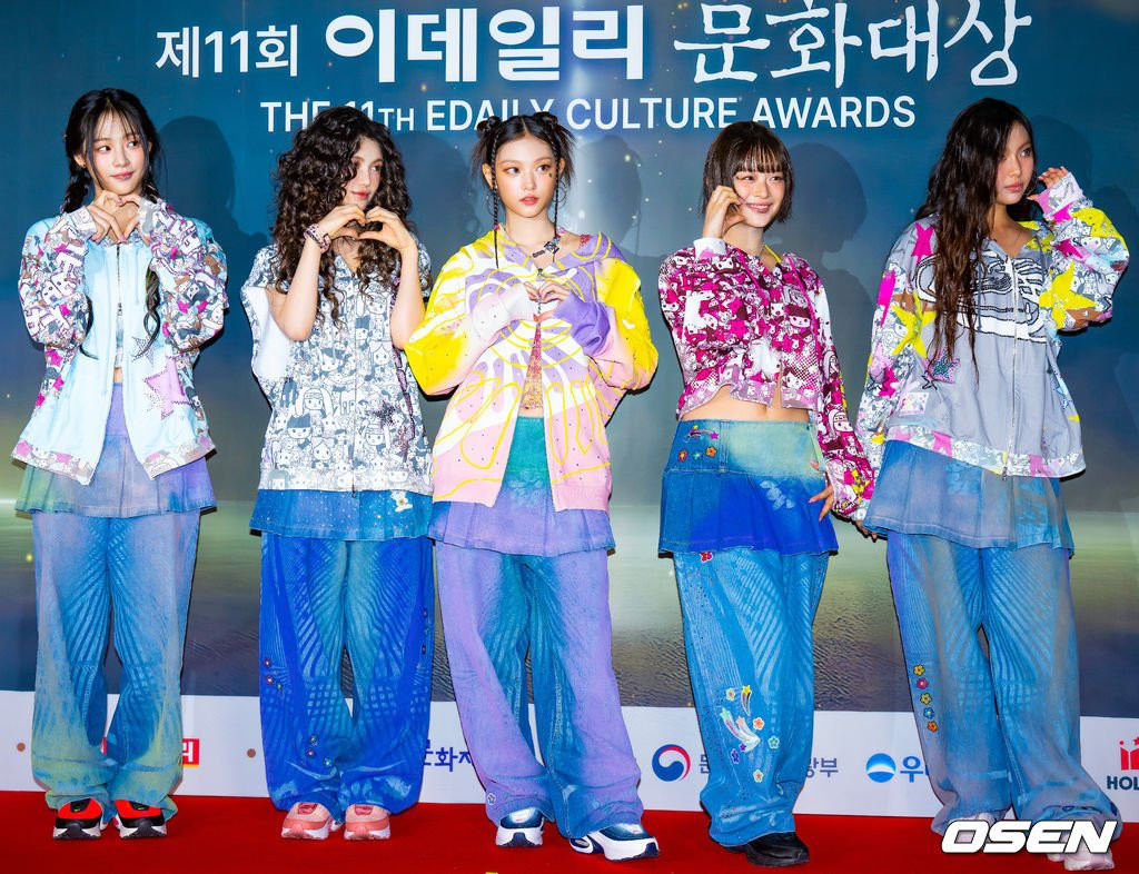 NewJeans lăng xê xu hướng Dress-Over-Jeans (váy mặc ngoài quần jeans). NewJeans lăng xê xu hướng Dress-Over-Jeans (váy mặc ngoài quần jeans).