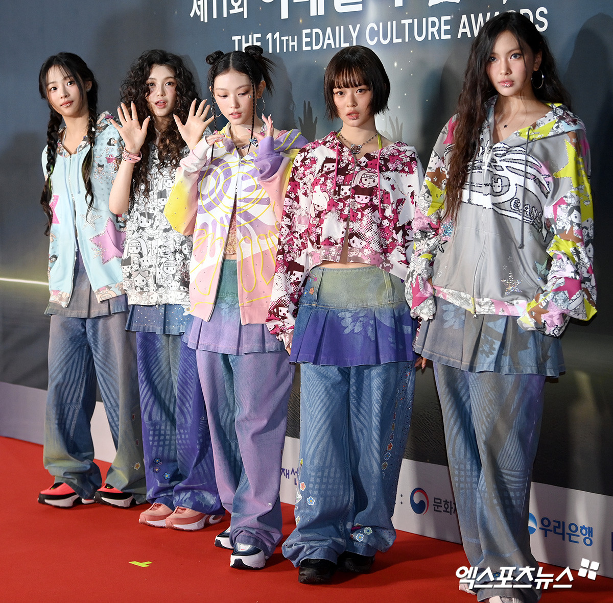 Bên cạnh những lời khen ngợi, một số ý kiến cho rằng tạo hình "dìm dáng" các nữ idol, khiến họ trông luộm thuộm. Bên cạnh những lời khen ngợi, một số ý kiến cho rằng tạo hình "dìm dáng" các nữ idol, khiến họ trông luộm thuộm.