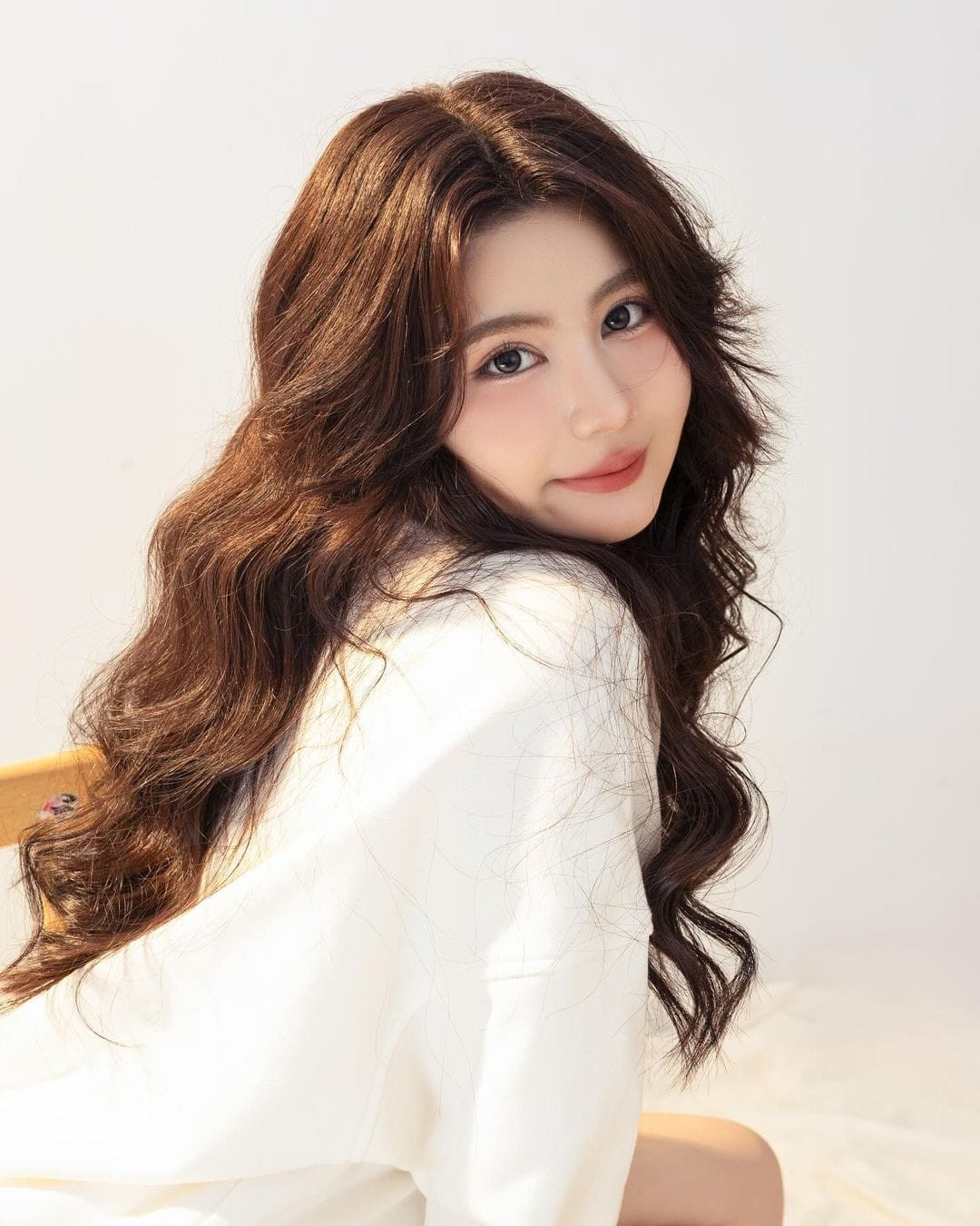 Đầu tháng 7 vừa qua, Hạt Dẻ cũng nhận về nhiều lời khen ngợi nhờ kiểu tóc xoăn sóng bềnh bềnh trong bộ ảnh chụp trước thềm sinh nhật tuổi 16.