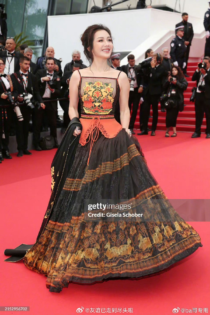 Các tạo hình khiến cư dân mạng xứ tỷ dân la ó vì bất chấp lăng xê trang phục truyền thống theo cách "ố dề" như tham gia hội chợ. Các tạo hình khiến cư dân mạng xứ tỷ dân la ó vì bất chấp lăng xê trang phục truyền thống theo cách "ố dề" như tham gia hội chợ.