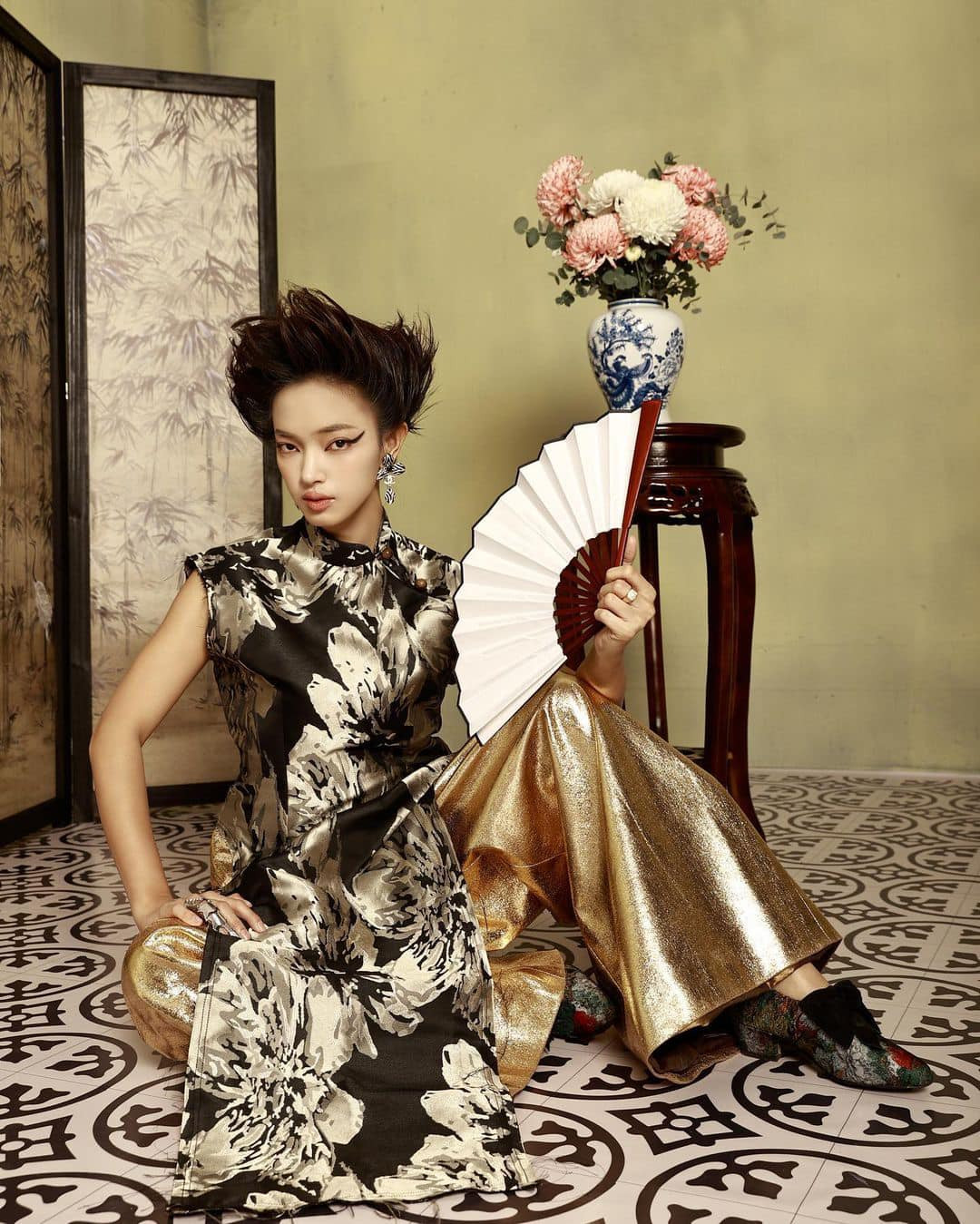 Trong tạo hình lấy cảm hứng từ bức tranh Tố Nữ, Châu Bùi xuất hiện với trang phục áo dài, kiểu trang điểm, làm tóc ấn tượng. Cô nàng thành công truyền tải thông điệp về nét đẹp đằm thắm của người phụ nữ Á Đông qua lăng kính thời trang. Trong tạo hình lấy cảm hứng từ bức tranh Tố Nữ, Châu Bùi xuất hiện với trang phục áo dài, kiểu trang điểm, làm tóc ấn tượng. Cô nàng thành công truyền tải thông điệp về nét đẹp đằm thắm của người phụ nữ Á Đông qua lăng kính thời trang.