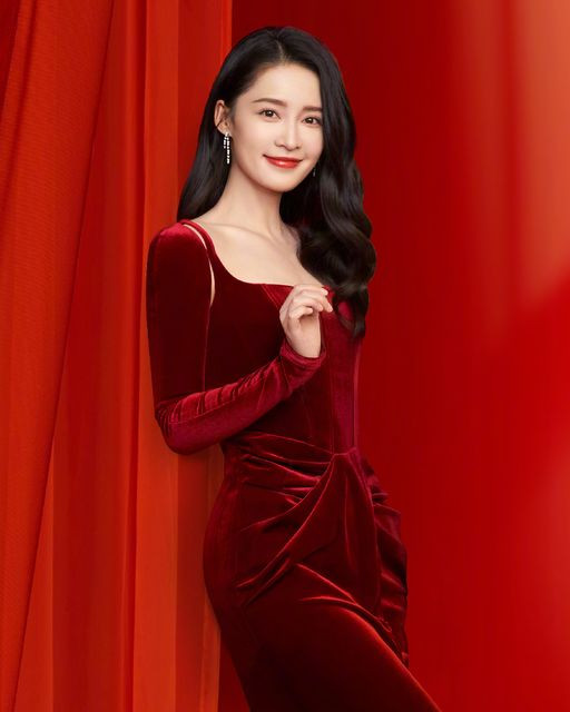 Lý Thấm, Quan Hiểu Đồng tỏa sáng trong thiết kế thương hiệu Việt. Lý Thấm, Quan Hiểu Đồng tỏa sáng trong thiết kế thương hiệu Việt.