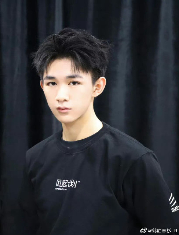 Vinh Tử Sam sở hữu chiều cao nổi bật hơn 1m8, đôi mắt sâu cuốn hút. Sao nam 10X hiện là bạn thân thương hiệu Dior khu vực Trung Quốc.