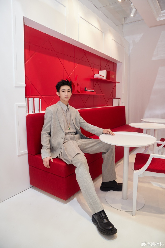 Vinh Tử Sam sở hữu chiều cao nổi bật hơn 1m8, đôi mắt sâu cuốn hút. Sao nam 10X hiện là bạn thân thương hiệu Dior khu vực Trung Quốc.