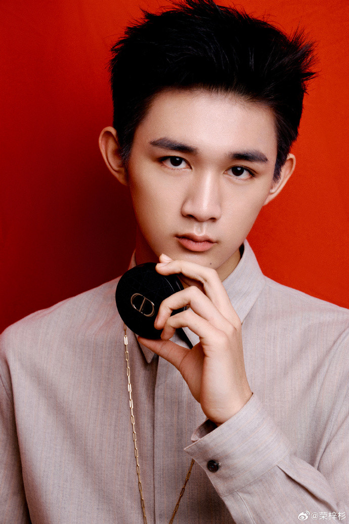 Vinh Tử Sam sở hữu chiều cao nổi bật hơn 1m8, đôi mắt sâu cuốn hút. Sao nam 10X hiện là bạn thân thương hiệu Dior khu vực Trung Quốc.