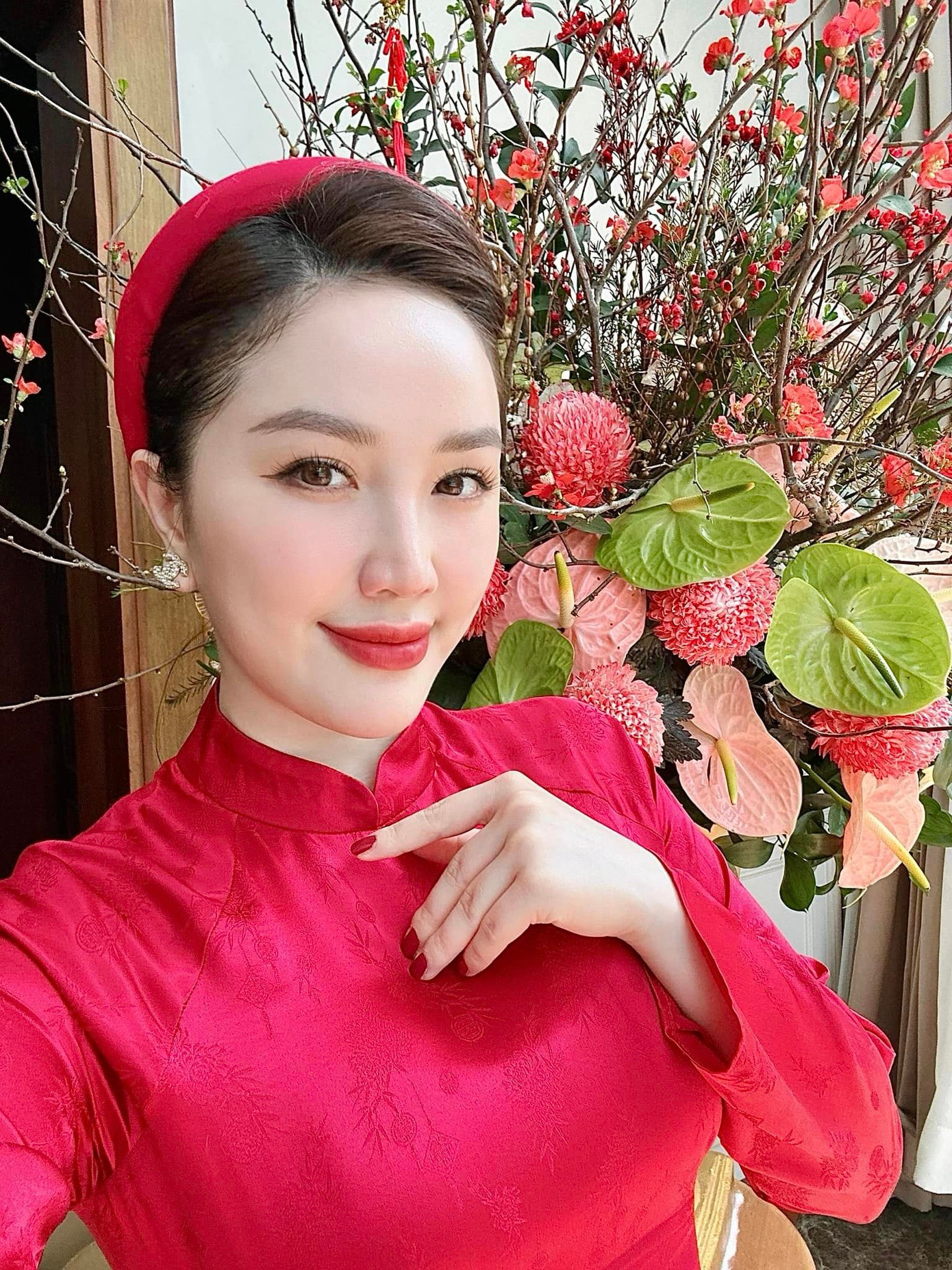 Ca sĩ Bảo Thy hạnh phúc cùng gia đình nhỏ trong tà áo dài đỏ rực rỡ trong ngày đầu năm. Nhan sắc mặn mà của bà mẹ một con trong trang phục truyền thống khiến netizen trầm trồ.