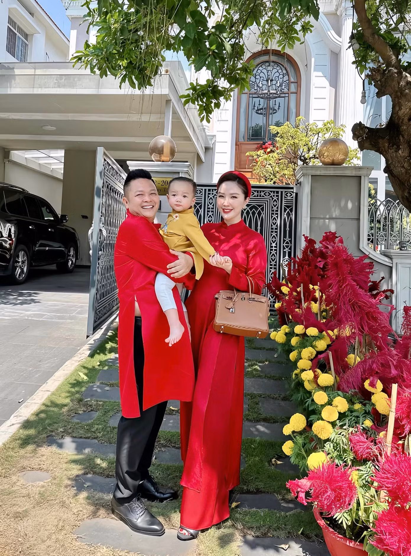Ca sĩ Bảo Thy hạnh phúc cùng gia đình nhỏ trong tà áo dài đỏ rực rỡ trong ngày đầu năm. Nhan sắc mặn mà của bà mẹ một con trong trang phục truyền thống khiến netizen trầm trồ.