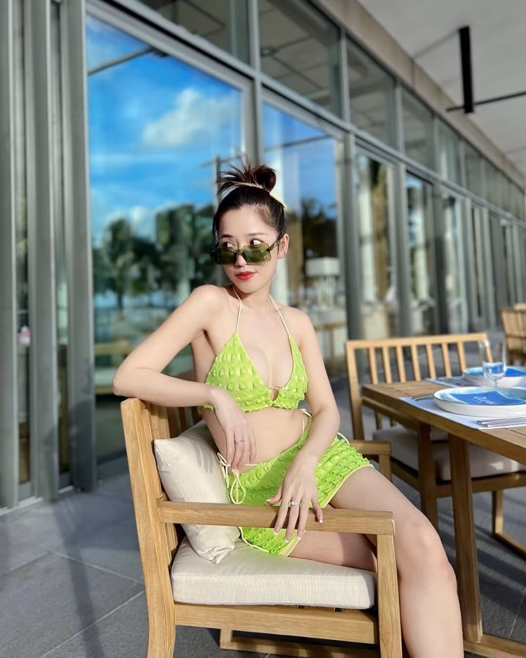 Puka ưa thích tông màu xanh lá trong những chuyến du lịch nghỉ dưỡng đầu Hè. Gam xanh lá cũng là một trong những gam màu hot trend, dự đoán sẽ rất được yêu thích trong Hè này. Nữ diễn viên phối bikini cùng túi xách cói, kính râm cùng tông màu.