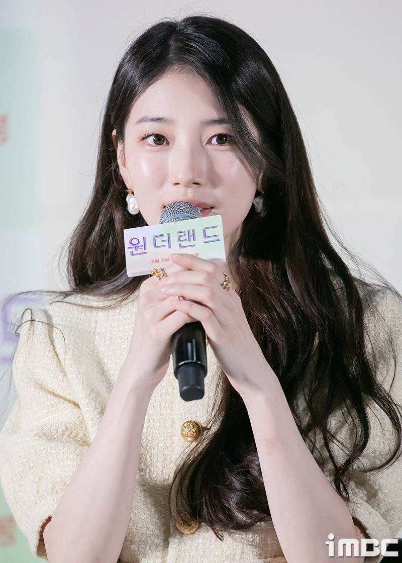 Nữ chính Doona thường chỉ được bắt gặp diện số ít những thiết kế tối giản của nhà mốt trong một số sự kiện. Nữ chính Doona thường chỉ được bắt gặp diện số ít những thiết kế tối giản của nhà mốt trong một số sự kiện.