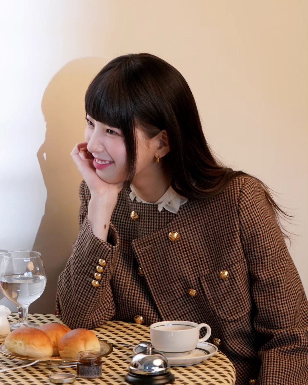 Nữ chính Doona thường chỉ được bắt gặp diện số ít những thiết kế tối giản của nhà mốt trong một số sự kiện. Nữ chính Doona thường chỉ được bắt gặp diện số ít những thiết kế tối giản của nhà mốt trong một số sự kiện.