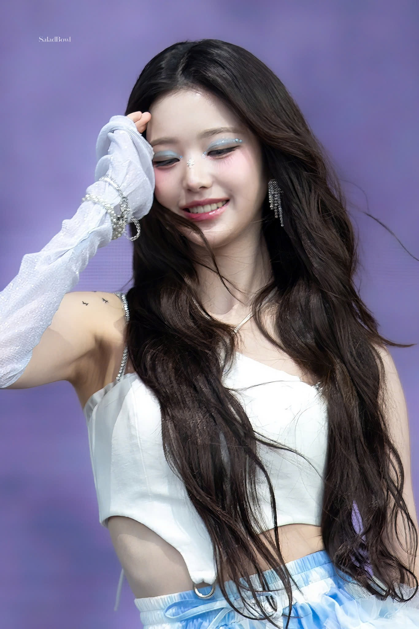 Jang Won Young IVE, Eunchae LE SSERAFIM, New Jeans... &quot;bắt trend&quot; blue-core trên các sân khấu, video ca nhạc.