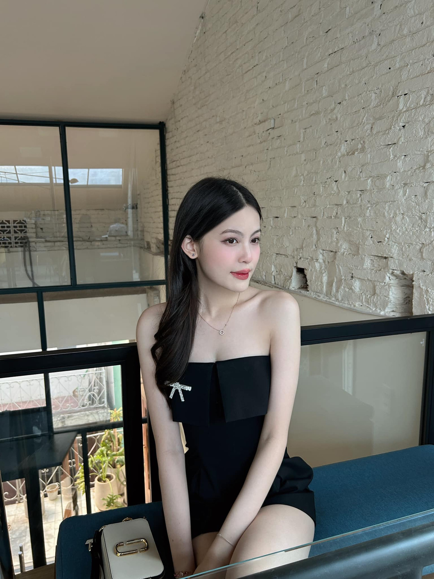 &quot;Bạn gái tin đồn&quot; của rapper HIEUTHUHAI chăm diện mẫu váy áo quây, hai dây. Cô nàng khéo léo lựa chọn thiết kế có điểm nhấn ren, bèo hoặc nơ, mang vẻ nữ tính, ngọt ngào.