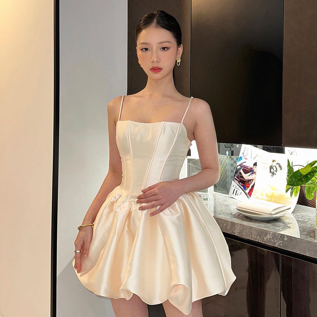 Amee, Phí Phương Anh, Linh Ka &quot;đụng hàng&quot; trong một thiết kế đầm phồng bí ngô kết hợp cùng dáng corset màu kem ngọt ngào.