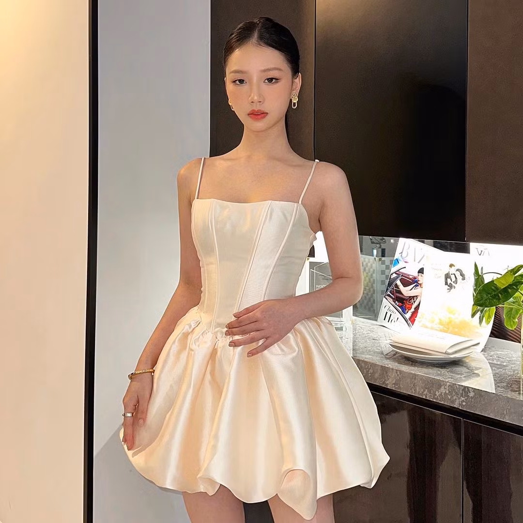 Amee, Phí Phương Anh, Linh Ka "đụng hàng" trong một thiết kế đầm phồng bí ngô kết hợp cùng dáng corset màu kem ngọt ngào. Amee, Phí Phương Anh, Linh Ka "đụng hàng" trong một thiết kế đầm phồng bí ngô kết hợp cùng dáng corset màu kem ngọt ngào.