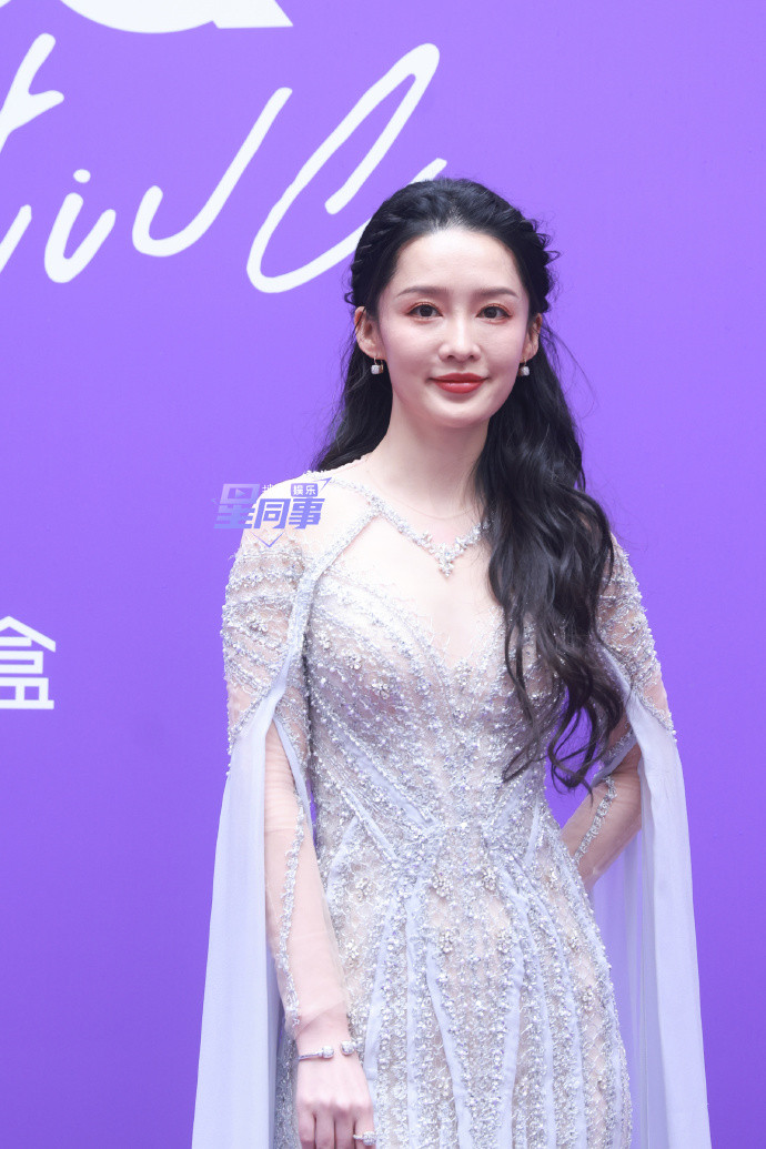 Nhan sắc cam thường của nữ diễn viên có phần kém sắc.