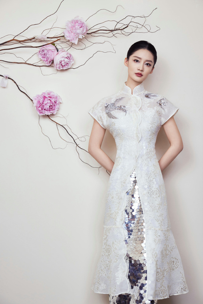 Diễn viên Lý Thấm lựa chọn váy dạ hội đính kim tuyến cầu kỳ thay vì trang phục truyền thống được hé lộ trước thềm sự kiện. Tạo hình được cho là không mấy ăn khớp chủ đề đêm hội.