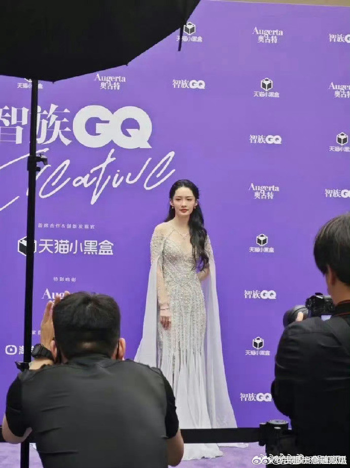 Nhan sắc cam thường của nữ diễn viên có phần kém sắc.