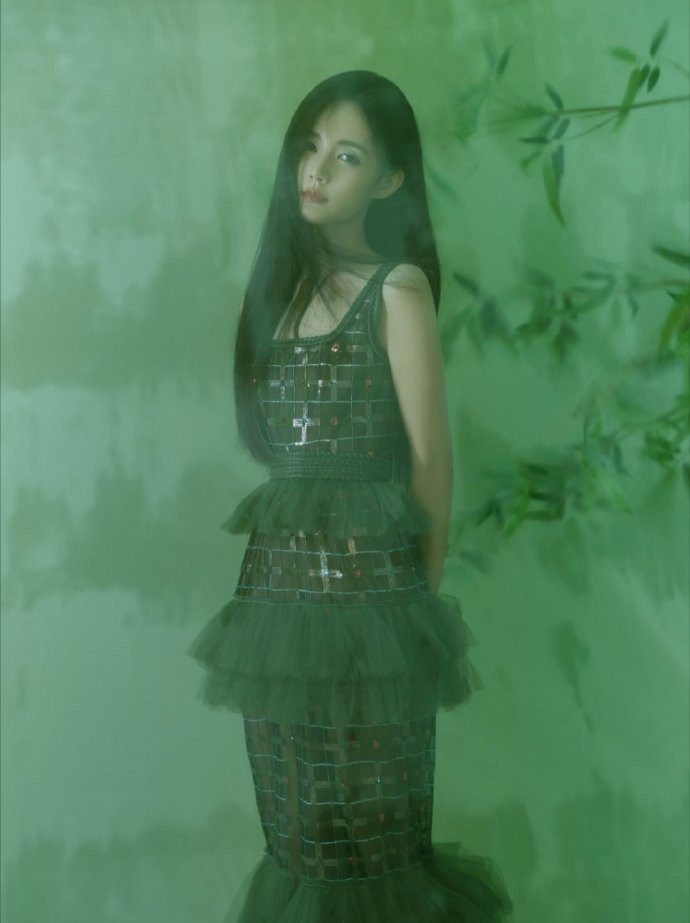 Lý Nhất Đồng diện váy đến từ BST Xuân Hè 2024 của thương hiệu Aadnevik.