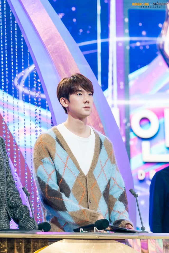 Trang phục tông màu sáng hoặc họa tiết kẻ sọc được ứng dụng khéo léo giúp nam chính When The Phone Rings trông hack tuổi khi lên sóng truyền hình. Trang phục tông màu sáng hoặc họa tiết kẻ sọc được ứng dụng khéo léo giúp nam chính When The Phone Rings trông hack tuổi khi lên sóng truyền hình.