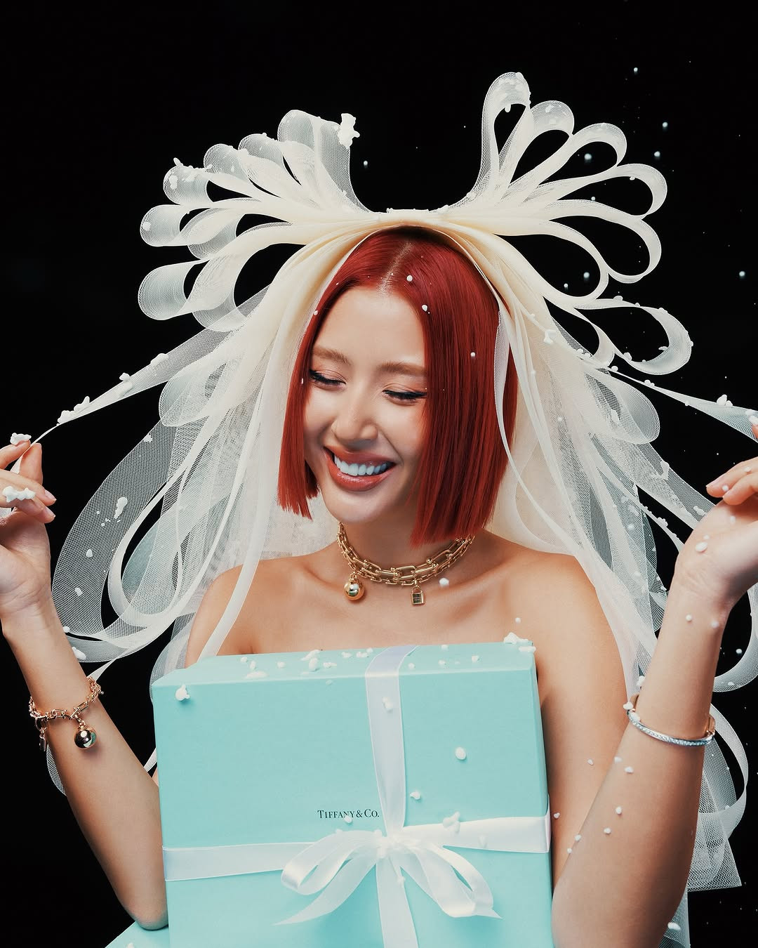 Quỳnh Anh Shyn đón Giáng sinh với tạo hình công chúa tuyết. Fashionista 28 tuổi ngọt ngào trong tông màu kem, tô điểm với các chi tiết nơ to bản thịnh hành. Quỳnh Anh Shyn đón Giáng sinh với tạo hình công chúa tuyết. Fashionista 28 tuổi ngọt ngào trong tông màu kem, tô điểm với các chi tiết nơ to bản thịnh hành.