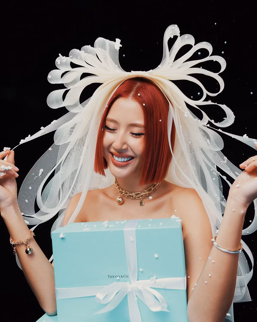 Quỳnh Anh Shyn đón Giáng sinh với tạo hình công chúa tuyết. Fashionista 28 tuổi ngọt ngào trong tông màu kem, tô điểm với các chi tiết nơ to bản thịnh hành.