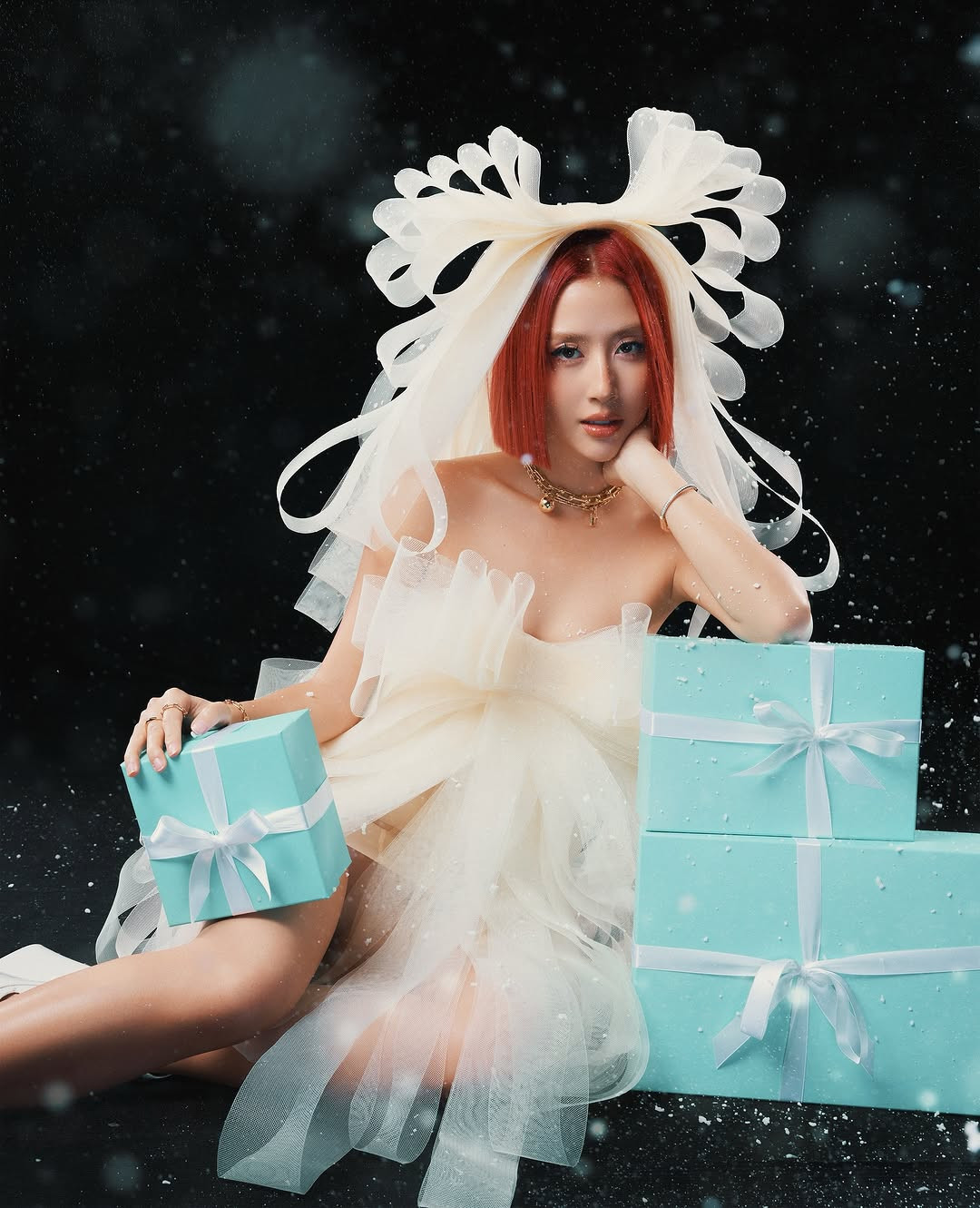 Quỳnh Anh Shyn đón Giáng sinh với tạo hình công chúa tuyết. Fashionista 28 tuổi ngọt ngào trong tông màu kem, tô điểm với các chi tiết nơ to bản thịnh hành. Quỳnh Anh Shyn đón Giáng sinh với tạo hình công chúa tuyết. Fashionista 28 tuổi ngọt ngào trong tông màu kem, tô điểm với các chi tiết nơ to bản thịnh hành.