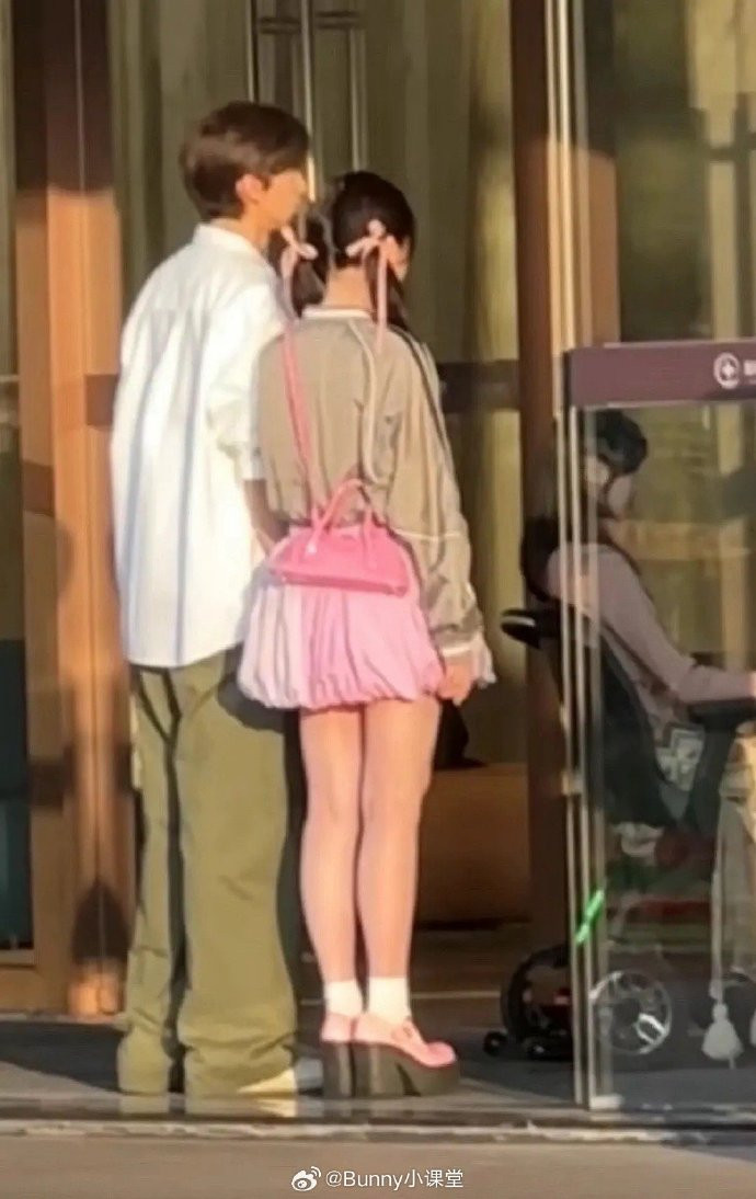 Ngu Thư Hân trước giờ được đánh giá cao về phong độ thời trang. Cô bất ngờ mất điểm khi thử sức với dáng váy phồng. Ngu Thư Hân trước giờ được đánh giá cao về phong độ thời trang. Cô bất ngờ mất điểm khi thử sức với dáng váy phồng.