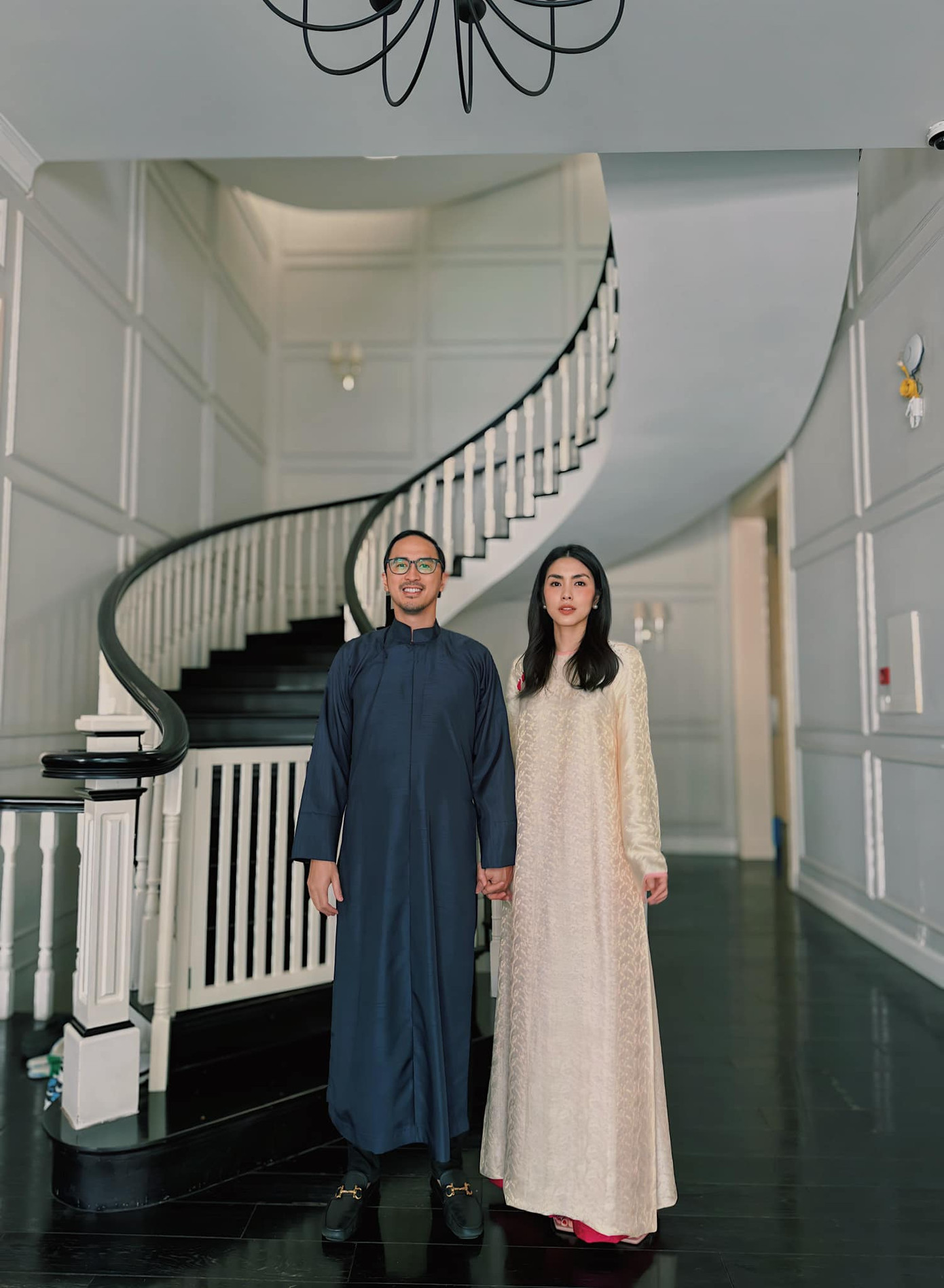 Tăng Thanh Hà tiếp tục duy trì phong độ mặc đẹp. Nàng ngọc nữ khoe sắc vóc trẻ trung ở độ tuổi U40 với mẫu áo dài suông, phối cùng quần màu hồng.