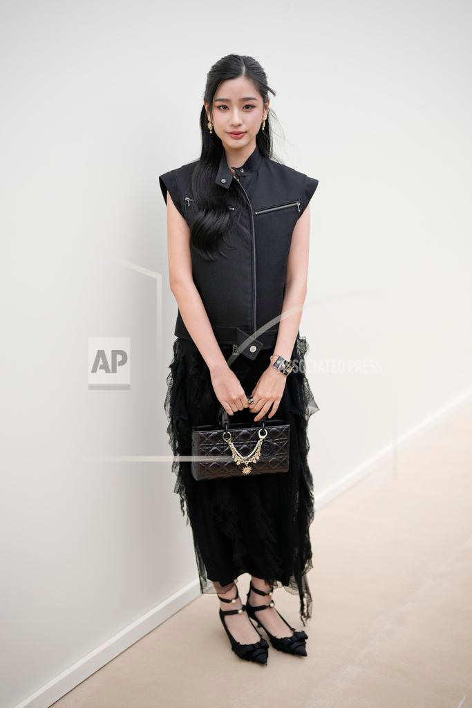 Tu Tonawan khoe sắc với trang phục all black. Nữ đại sứ diện thiết kế thuộc BST Xuân Hè 2024.