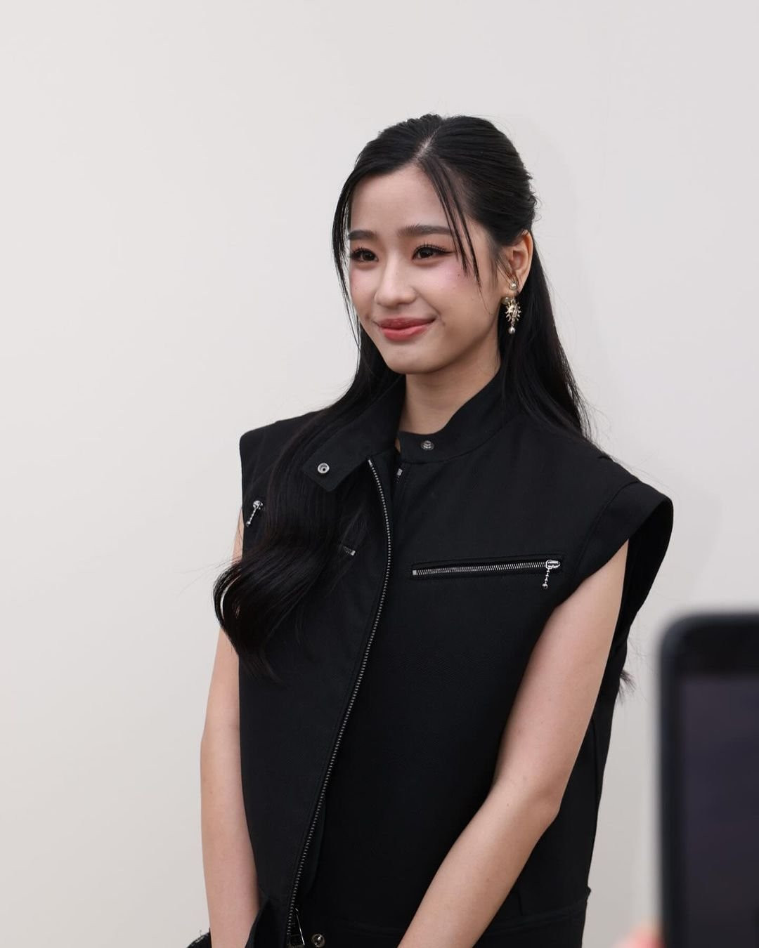 Tu Tonawan khoe sắc với trang phục all black. Nữ đại sứ diện thiết kế thuộc BST Xuân Hè 2024.