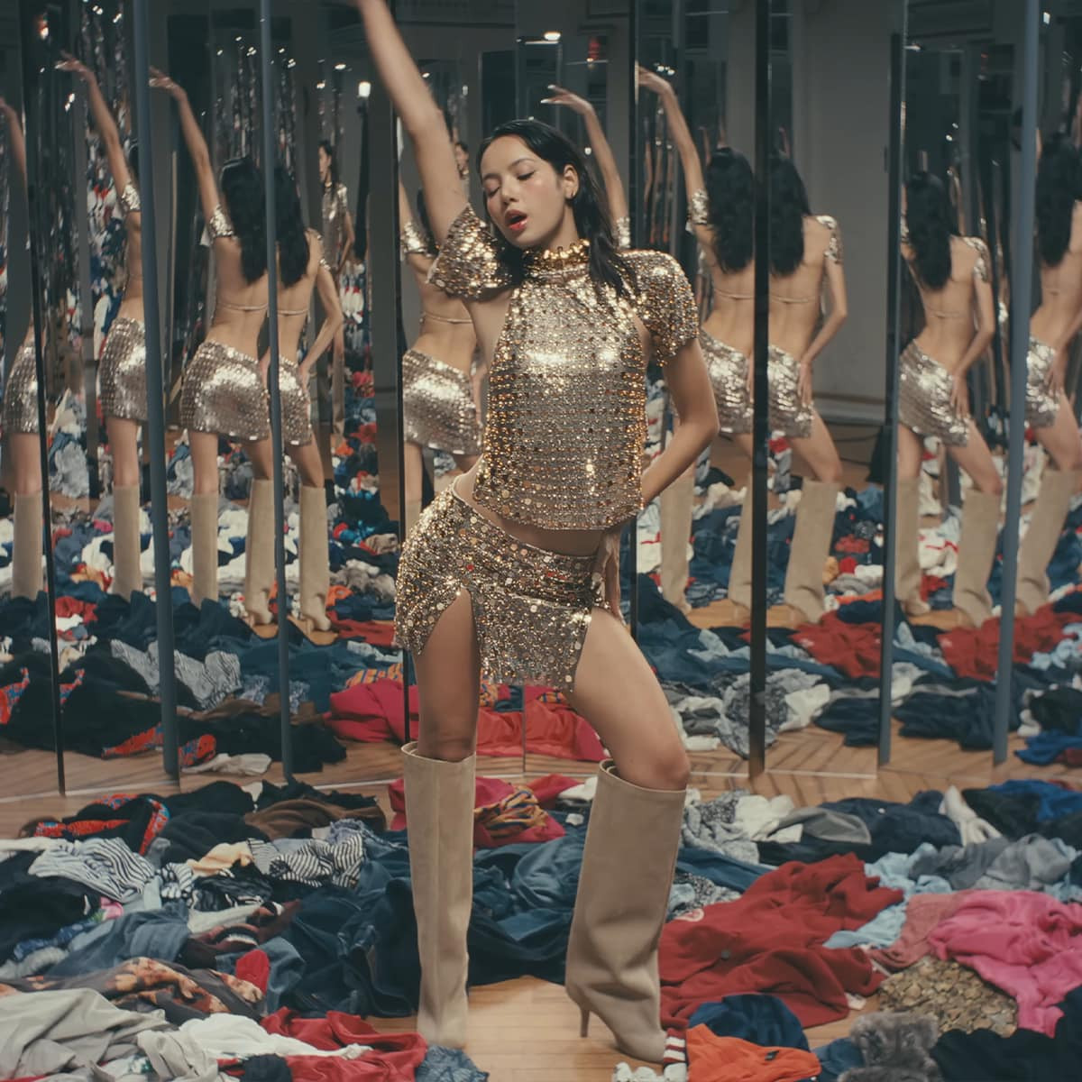 Lisa BLACKPINK diện hai mẫu mini skirt độc đáo, ấn tượng trong MV New Woman. Lisa BLACKPINK diện hai mẫu mini skirt độc đáo, ấn tượng trong MV New Woman.