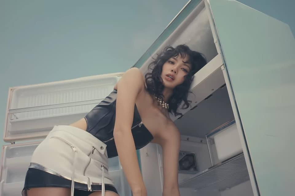 Lisa BLACKPINK diện hai mẫu mini skirt độc đáo, ấn tượng trong MV New Woman. Lisa BLACKPINK diện hai mẫu mini skirt độc đáo, ấn tượng trong MV New Woman.