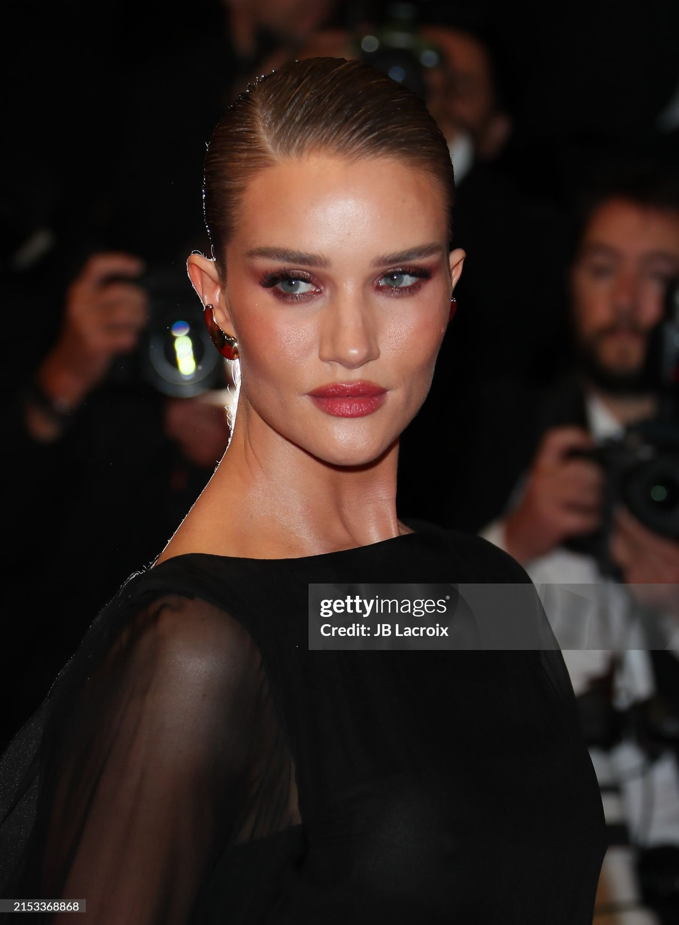 Nhan sắc mặn mà của siêu mẫu Rosie Huntington-Whiteley ở tuổi U40 nhận về khen ngợi. Cô diện mẫu đầm đen suông dài, trang điểm tông nâu khói cuốn hút.