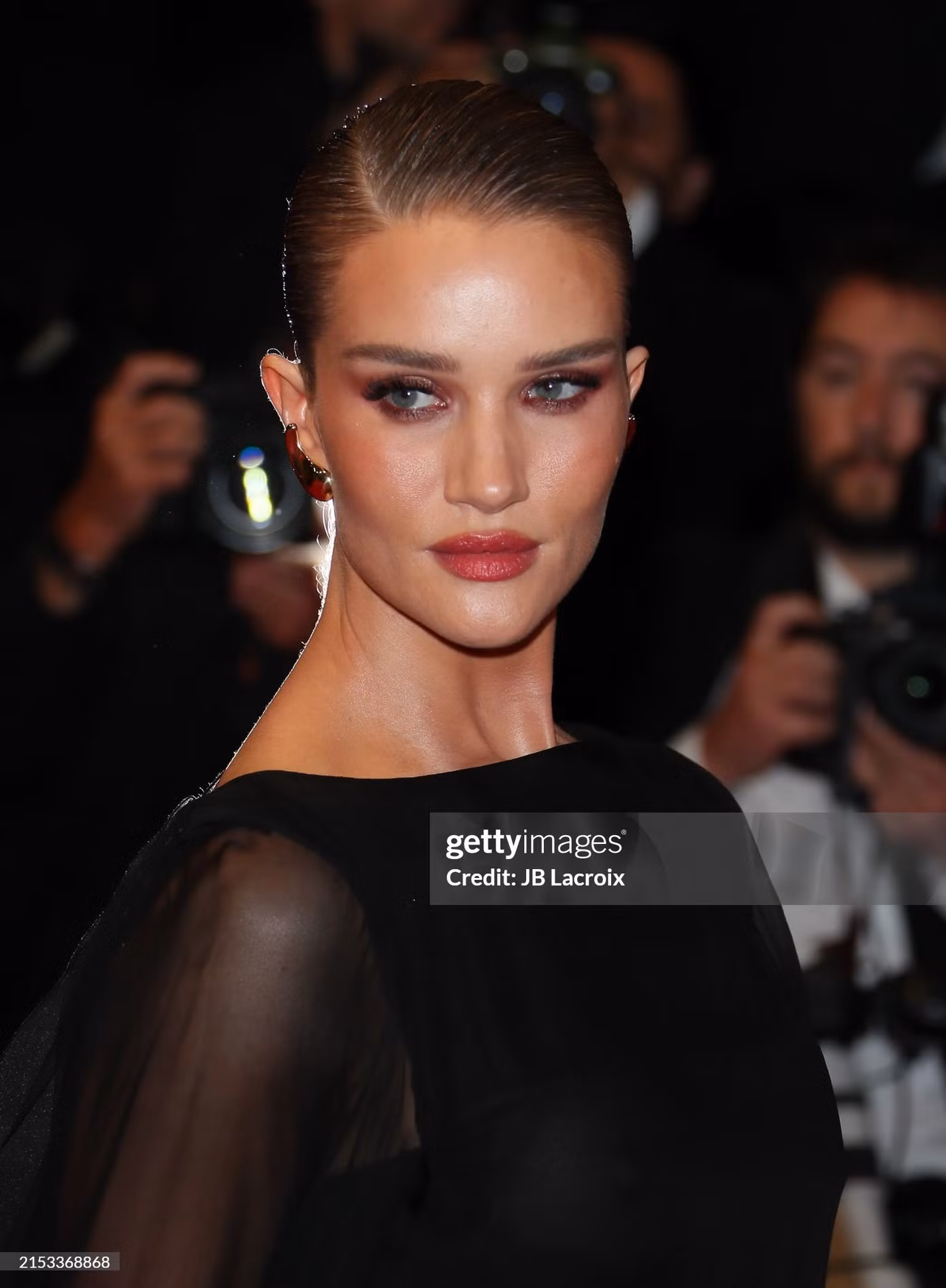 Nhan sắc mặn mà của siêu mẫu Rosie Huntington-Whiteley ở tuổi U40 nhận về khen ngợi. Cô diện mẫu đầm đen suông dài, trang điểm tông nâu khói cuốn hút. Nhan sắc mặn mà của siêu mẫu Rosie Huntington-Whiteley ở tuổi U40 nhận về khen ngợi. Cô diện mẫu đầm đen suông dài, trang điểm tông nâu khói cuốn hút.