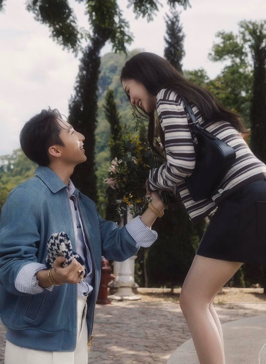 Các tạo hình của nữ chính được đánh giá cao nhờ cách mix &amp; match các tông màu trung tính, pastel cùng phụ kiện tinh tế, phù hợp với khung cảnh MV.