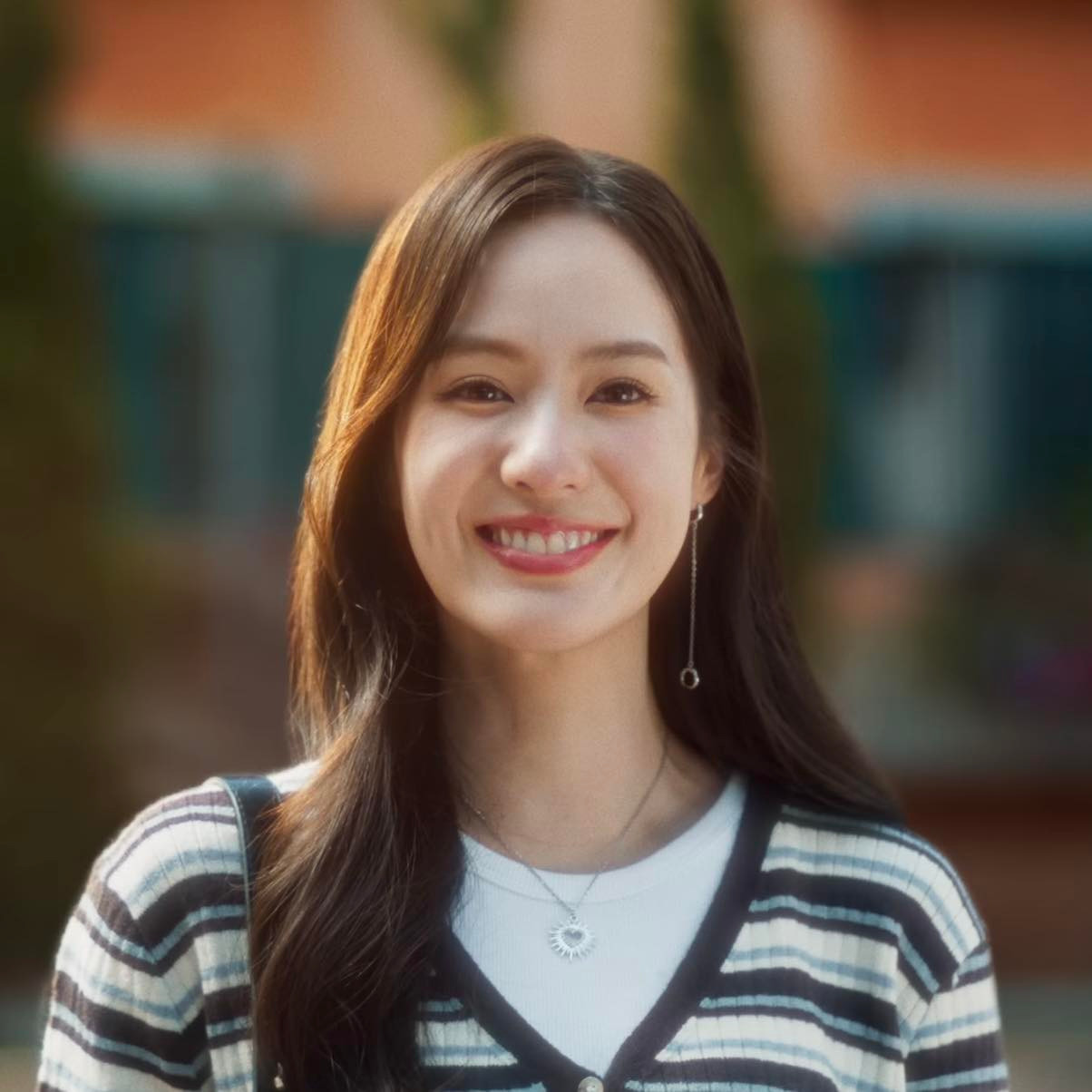 Các tạo hình của nữ chính được đánh giá cao nhờ cách mix &amp; match các tông màu trung tính, pastel cùng phụ kiện tinh tế, phù hợp với khung cảnh MV.