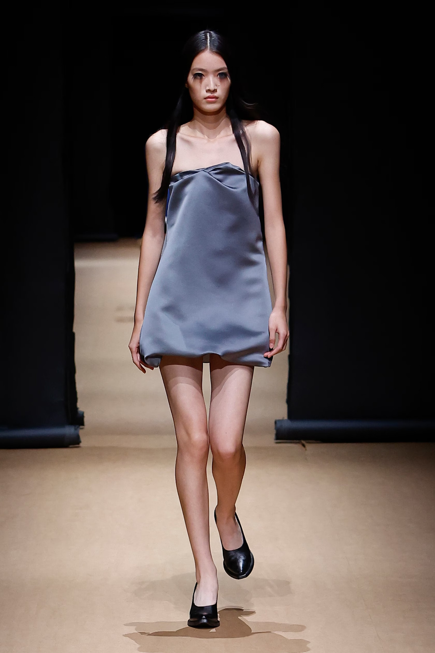 Form dáng phồng bắt đầu được các nhà mốt quốc tế như Valentino, Prada, Proenza Schouler ưa chuộng vào khoảng giữa năm 2023.