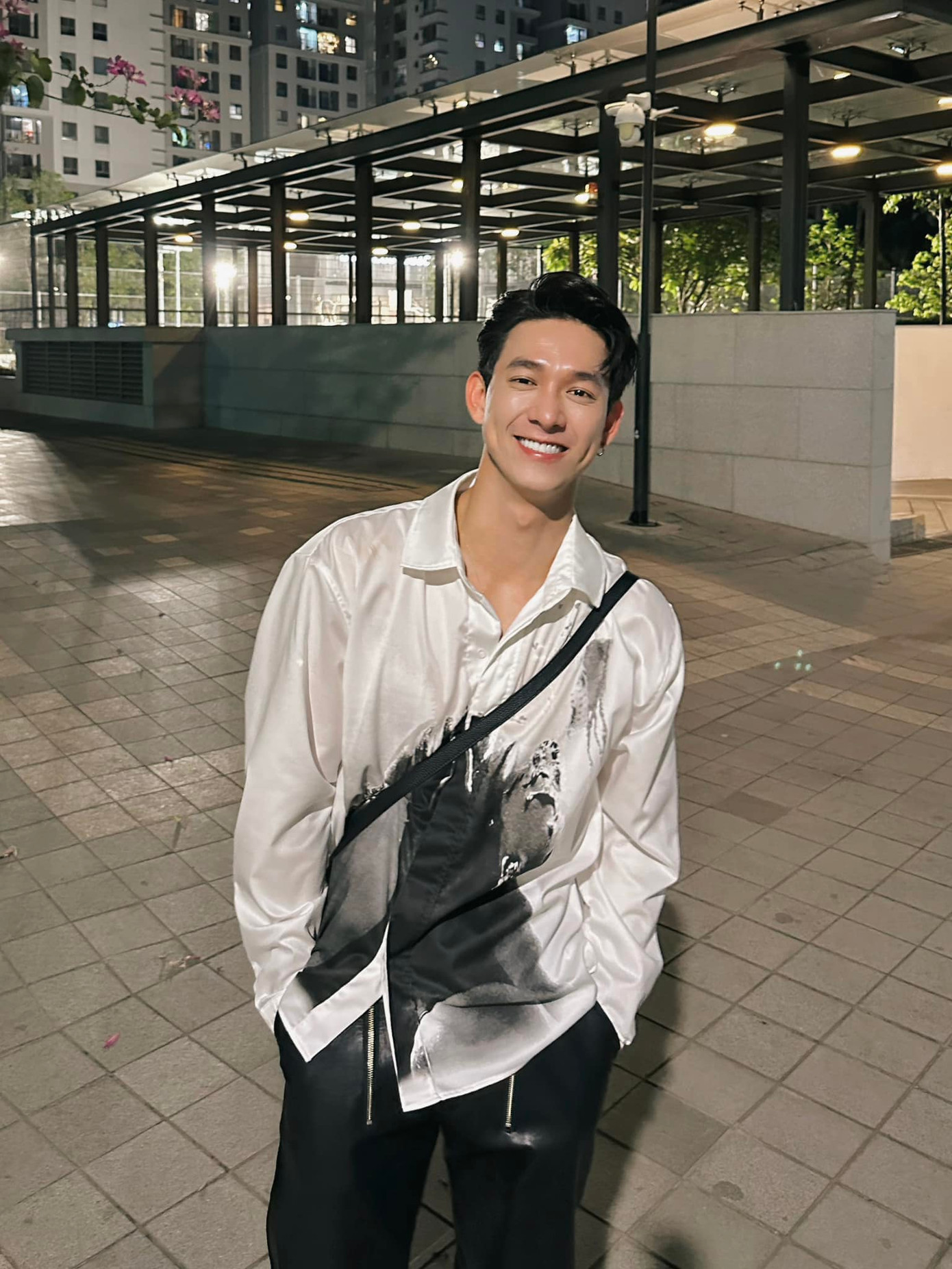 Tủ đồ thường ngày của Song Luân là áo phông polo, sơ mi họa tiết. Mỹ nam khoe vẻ nam tính, năng động trong các trang phục mix & match cơ bản. Tủ đồ thường ngày của Song Luân là áo phông polo, sơ mi họa tiết. Mỹ nam khoe vẻ nam tính, năng động trong các trang phục mix & match cơ bản.