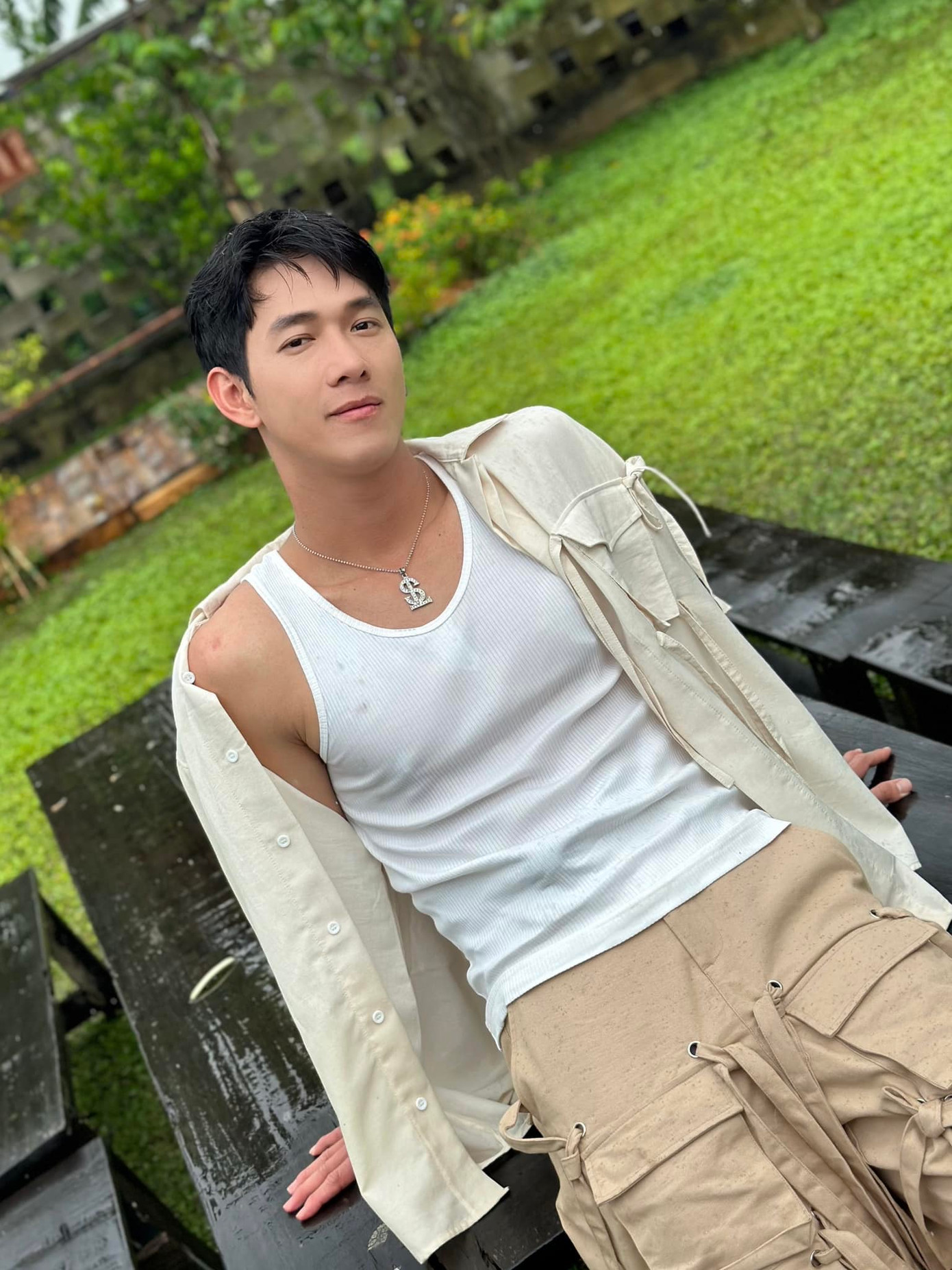 Tủ đồ thường ngày của Song Luân là áo phông polo, sơ mi họa tiết. Mỹ nam khoe vẻ nam tính, năng động trong các trang phục mix & match cơ bản. Tủ đồ thường ngày của Song Luân là áo phông polo, sơ mi họa tiết. Mỹ nam khoe vẻ nam tính, năng động trong các trang phục mix & match cơ bản.