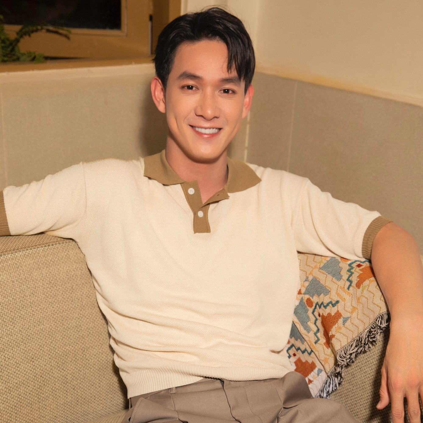 Tủ đồ thường ngày của Song Luân là áo phông polo, sơ mi họa tiết. Mỹ nam khoe vẻ nam tính, năng động trong các trang phục mix & match cơ bản. Tủ đồ thường ngày của Song Luân là áo phông polo, sơ mi họa tiết. Mỹ nam khoe vẻ nam tính, năng động trong các trang phục mix & match cơ bản.