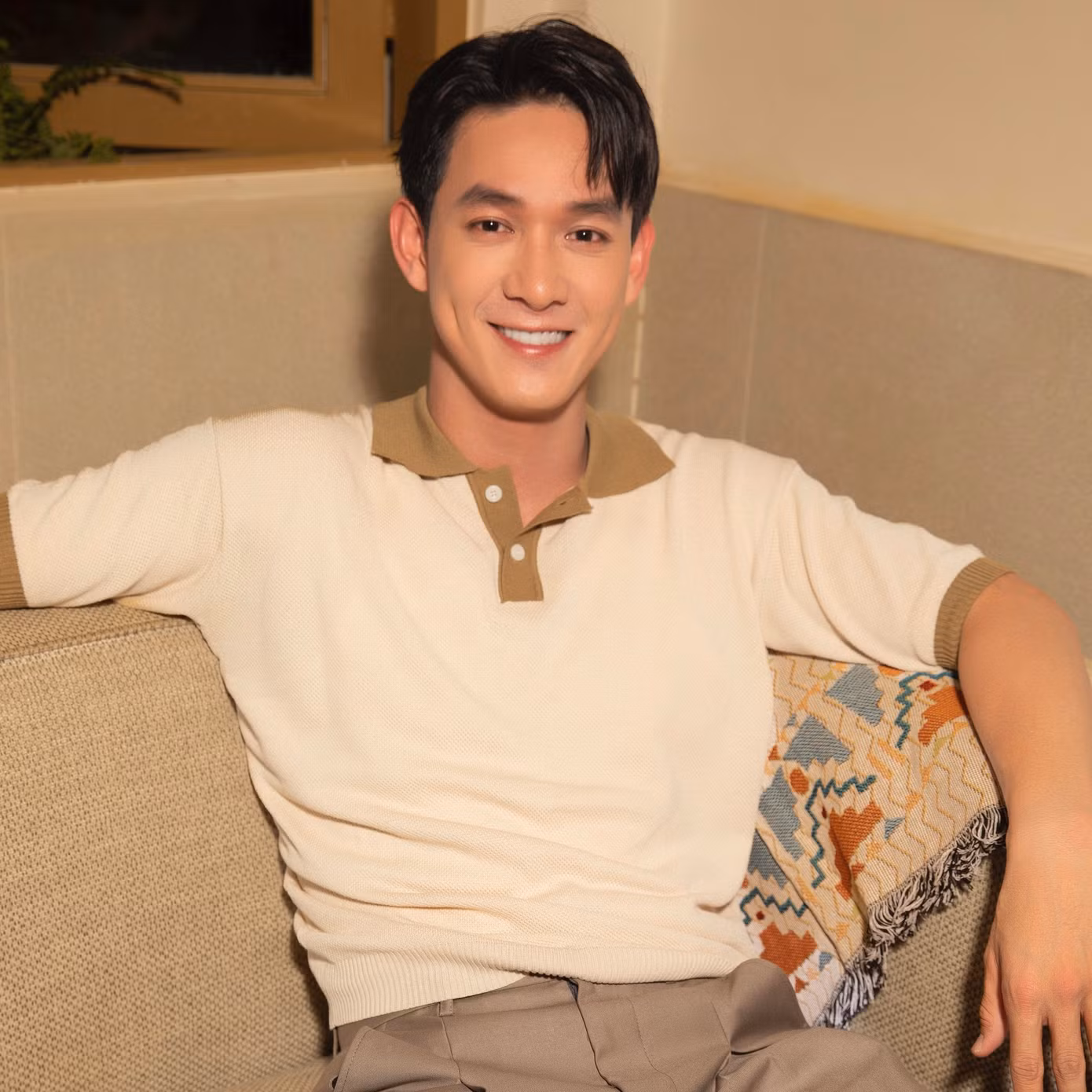 Tủ đồ thường ngày của Song Luân là áo phông polo, sơ mi họa tiết. Mỹ nam khoe vẻ nam tính, năng động trong các trang phục mix & match cơ bản. Tủ đồ thường ngày của Song Luân là áo phông polo, sơ mi họa tiết. Mỹ nam khoe vẻ nam tính, năng động trong các trang phục mix & match cơ bản.