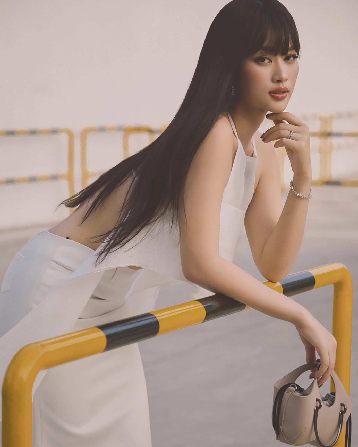 Miss Grand Vietnam 2022 "lột xác" trong bộ hình mới với tóc mái bằng. Cô khoe sắc vóc thon gọn trông thấy trong thiết kế áo cổ yếm, khoe trọn lưng trần.