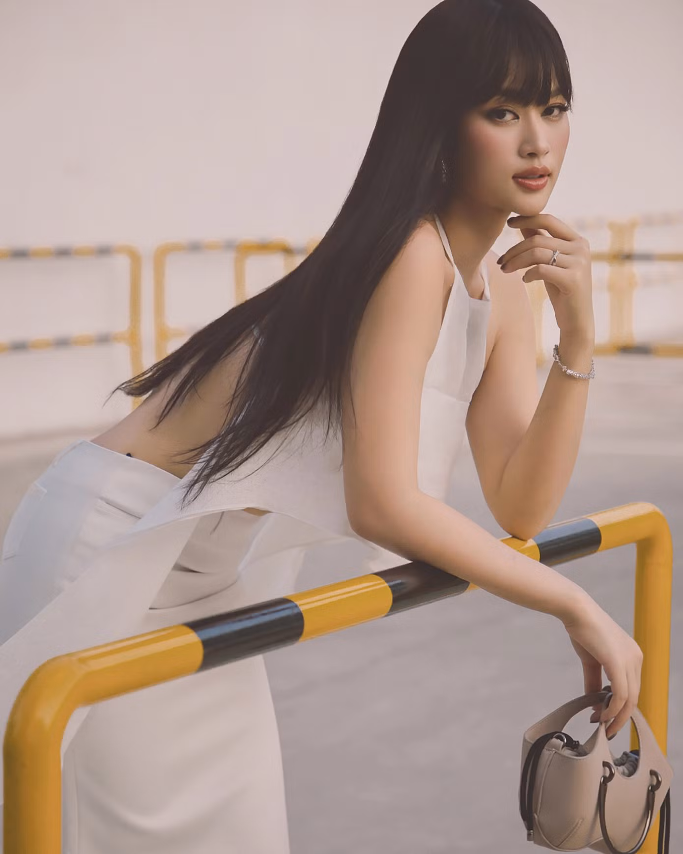 Miss Grand Vietnam 2022 "lột xác" trong bộ hình mới với tóc mái bằng. Cô khoe sắc vóc thon gọn trông thấy trong thiết kế áo cổ yếm, khoe trọn lưng trần.