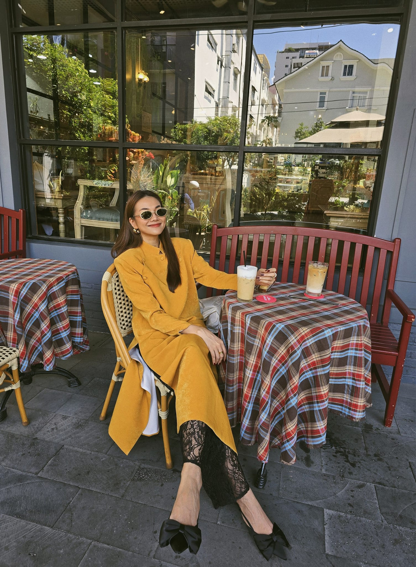 Ngày mùng 2 Tết, Thanh Hằng diện mẫu áo dài suông màu vàng du Xuân. Thiết kế vai vuông cứng cáp, kính râm cùng túi xách hàng hiệu khiến diện mạo của nữ siêu mẫu trở nên cá tính.