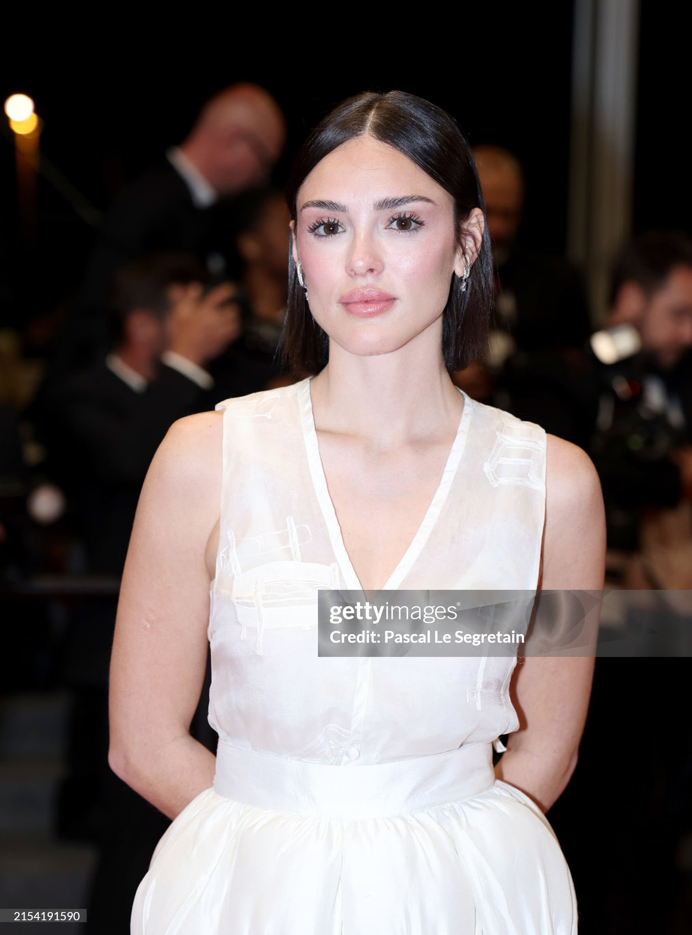 Diễn viên Isabelle Drummond xinh đẹp trong mẫu đầm dài màu trắng, cấu trúc phồng cách điệu ở thân váy trở thành điểm nhấn.